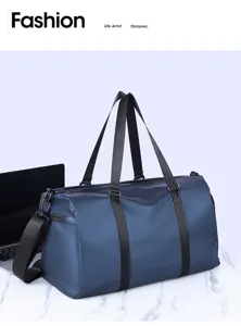 Vue de détail rapprochée du grand sac de sport imperméable avec des sangles robustes.