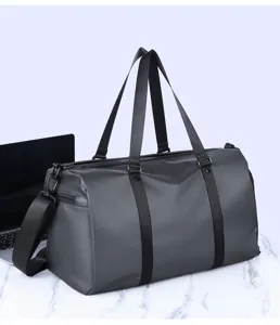Détail de grand sac de sport gris, idéal pour l'entraînement physique et les voyages.