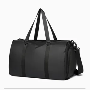 Grand sac de sport étanche pour fitness, voyage et entraînement avec bandoulière réglable.