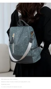 Detailansicht des stilvollen Rucksacks aus PU-Leder mit Blumenprägung und feinen Riemen.