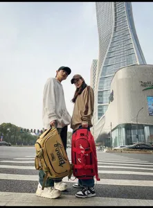 Vue détaillée de sacs à dos de voyage multifonctionnels lors d'un usage urbain actif.