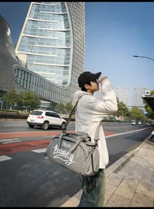 Gros plan sur le sac de voyage gris de grande capacité avec imprimé stylé en extérieur.