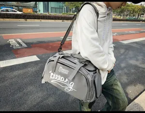 Vue détaillée du grand sac à dos de voyage gris et sac de sport pour étudiants et voyages.