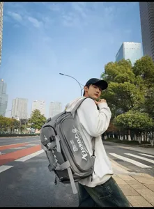 Vue détaillée du sac à dos de voyage gris multifonctionnel avec imprimé stylé au quotidien.
