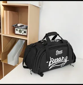 Vue détaillée du sac de voyage multifonctionnel noir avec design d'écriture blanche.