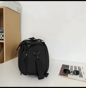 Sac à dos de voyage multifonctionnel grande capacité et sport, design noir durable.