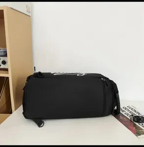 Sac à dos de voyage multifonctionnel noir avec impression de logo lettré et stylé.