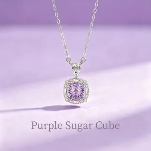 Dettaglio di una collana in argento con un ciondolo a gemma viola di forma quadrata