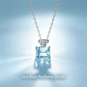Dettaglio di una collana in argento con ciondolo a forma di bottiglia di profumo blu