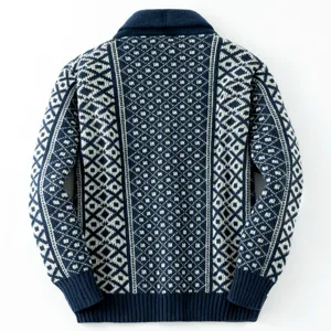 Rückansicht des navyblauen Herren-Strickcardigans mit Schalkragen und Rautenmuster