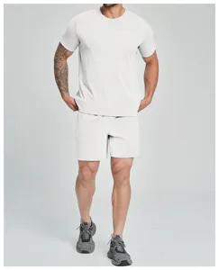 Detail van het witte sport-T-shirt en de korte broek voor heren voor fitness.