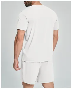 Achteraanzicht van een lichtgrijs sport-T-shirt voor heren voor fitness en training.