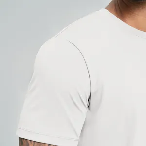 Detailopname van een lichtgrijs sport-T-shirt voor heren met ronde hals en korte mouwen