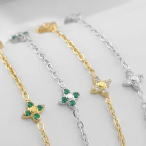 Eleganti collane a quadrifoglio in oro e argento con cristalli incastonati a pavé