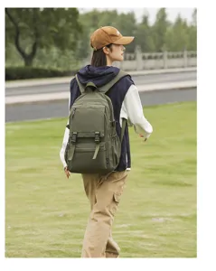 Militärgrüner taktischer Rucksack mit vielen Fächern, stylische Reise- und Schultertasche.