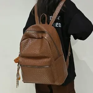 Klassischer brauner gewebter PU-Leder-Rucksack für Damen und Herren, stylische Freizeittasche.