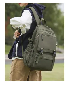 Lässiger, robuster Canvas-Rucksack mit mehreren Fächern im Detailansicht für den Alltag.