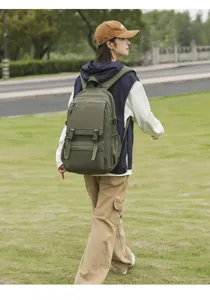 Detailaufnahme des dunkelgrünen Utility-Rucksacks mit mehreren Fächern im Außenbereich.