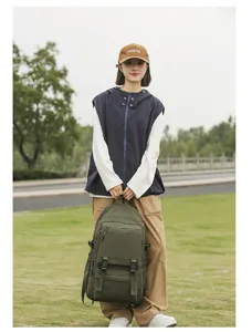 Detailaufnahme eines großen militärgrünen Freizeitreise-Studenten-Rucksacks im Freien.