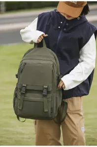 Detailansicht des taktischen Rucksacks im Freien mit viel Stauraum und robuster Verarbeitung.