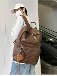 Vintage brauner PU Leder Rucksack für Damen und Herren, lässiger College Schulranzen mit Bärenanhänger.