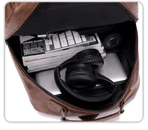Detalle de la capacidad interior de la mochila casual para hombres con espacio para portátil y objetos.