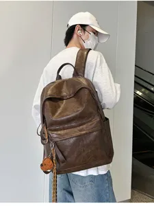 Detailansicht des vintage braunen PU-Leder-Rucksacks am Model, ideal für den täglichen Pendelverkehr.