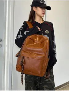 Detailansicht des Retro PU Leder Rucksacks, lässige Schultasche für Pendler mit Fächern.