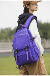 Detailansicht des lila Rucksacks im Utility-Stil mit mehreren Fächern für Reise und Schule.