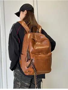 Detailansicht eines Retro-PU-Leder-Rucksacks, stilvolle und langlebige Tasche für Pendler.