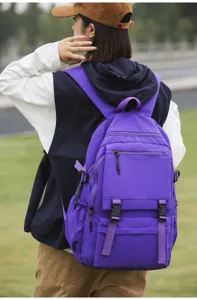 Detailansicht des lila Canvas-Workwear-Rucksacks mit mehreren Fächern und Schnallen.