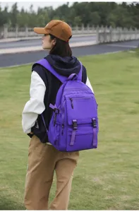 Stilvoller, violetter Rucksack mit vielen Fächern für Reisen, Schule und den Alltag.