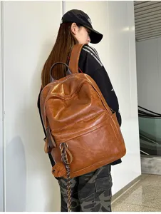 Detailansicht des retro braunen PU Leder Rucksacks, lässige tägliche Pendeltasche.
