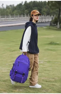 Detailansicht eines großen lässigen Mode-Rucksacks mit mehreren Fächern und Riemen.