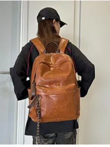 Detailansicht des Retro-PU-Leder-Rucksacks für Damen und Herren, schlichtes Design zum Pendeln.