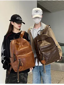 Retro PU Leder Rucksack für Damen und Herren, lässiger Pendler Schulranzen mit Bär Anhänger.