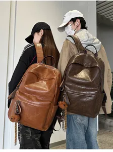 Vintage PU Leder Rucksack für Damen und Herren, stilvolle lässige Freizeittasche mit Anhänger.