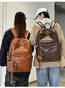 Retro PU Leder Rucksack Detail mit stilvollem Design, weichem Material und süßem Bärenanhänger.