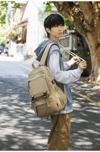 Lässiger Utility-Rucksack Detailansicht mit strapazierfähigem Khaki-Fach im Studenten-Design.