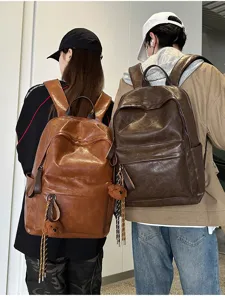Nahaufnahme des vintage PU Leder Rucksacks mit Bärenanhänger, der die Textur zeigt.