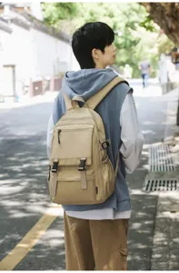 Detailansicht eines khaki Freizeitreiserucksacks mit vielen Fächern für den Alltag.
