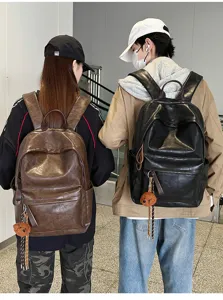 Vintage PU Leder Rucksack für Damen und Herren, schicker Pendler Schultasche mit Bärenanhänger.