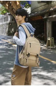 Detailaufnahme des khaki-farbenen Multi-Taschen-Rucksacks im Freien mit viel Stauraum.