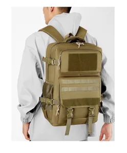 Multifunktionaler taktischer Rucksack mit grossem Volumen fuer Outdoor und Reisen.