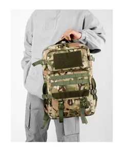 Detaillierte Ansicht des taktischen Camo-Rucksacks mit MOLLE-Gurtband für Outdoor-Einsatz.