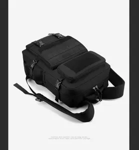 Detailansicht des schwarzen Taktik Rucksacks mit mehreren Fächern und robustem Gurt.