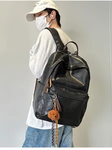 Detailansicht des schwarzen PU Leder Retro Rucksacks mit hochwertiger Textur und Design.