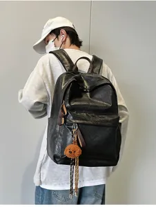 Unisex vintage schwarzer PU Leder Rucksack fur Pendler, Schultasche mit niedlichem Anhanger.