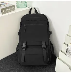 Schwarzer Utility-Rucksack mit vielen Fächern, Vorderentasche und robustem Alltagsdesign.