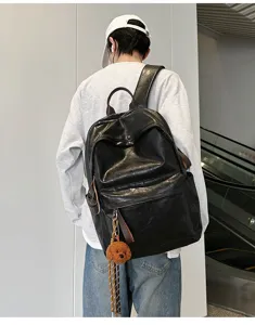Detailansicht des schwarzen PU Leder Rucksacks am Model, lässiger Schul- und Pendlerrucksack.